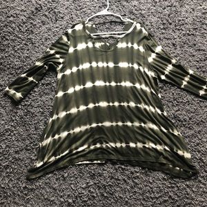 NWOT Ladies 3/4 sleeve shark bite hem Top